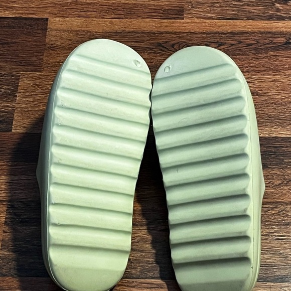 Adidas Yeezy  Slide Green Glow Men’s  size 11 US main image 2